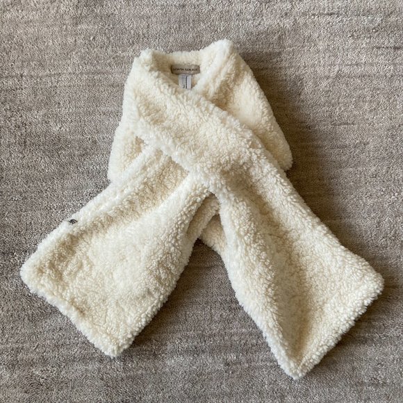 Banana Republic Sherpa Pull-Through Scarf NWT - Picture 2 of 8
